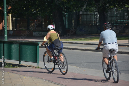 Obraz na płótnie Circulando en bicicleta por la ciudad w salonie