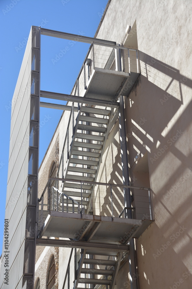 Escalera de metal en la fachada de un edificio