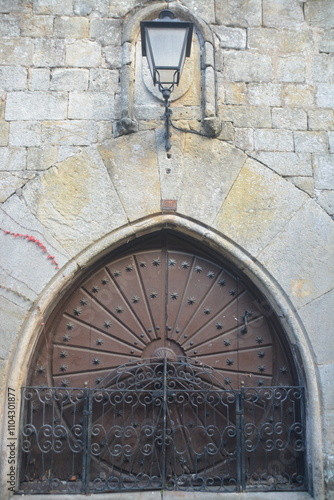 Obraz na płótnie Portón de madera en una edificación antigua de piedra w salonie