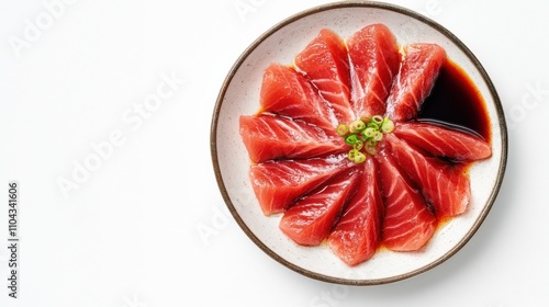 料理デザイン用の白い背景に醤油をかけたマグロの刺身のスライス