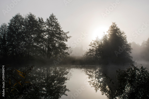 Fototapeta Naklejka Na Ścianę i Meble -  Mglisty poranek na Wadągu 2024