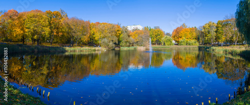 Fototapeta Naklejka Na Ścianę i Meble -  Jesienne oczko wodne w Olsztynie 2024