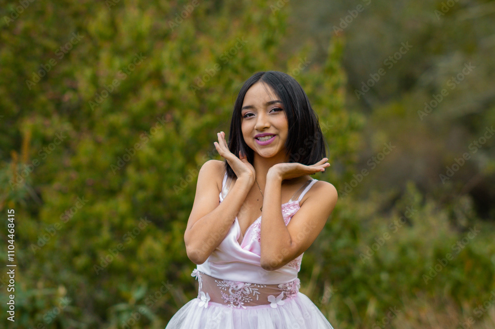 Un momento capturado entre la naturaleza y una sonrisa auténtica de una chica atractiva.esencia femenina en armonía con la naturaleza. Un momento capturado entre la naturaleza y una sonrisa auténtica de una chica atractiva.esencia femenina en armonía con la naturaleza.