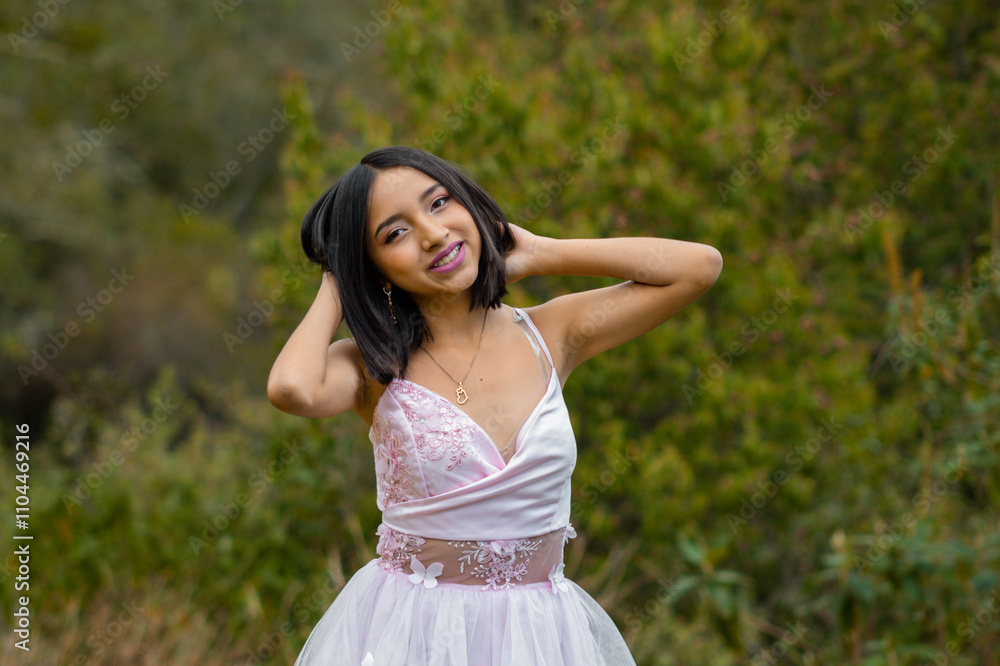 Un momento capturado entre la naturaleza y una sonrisa auténtica de una chica atractiva.esencia femenina en armonía con la naturaleza.