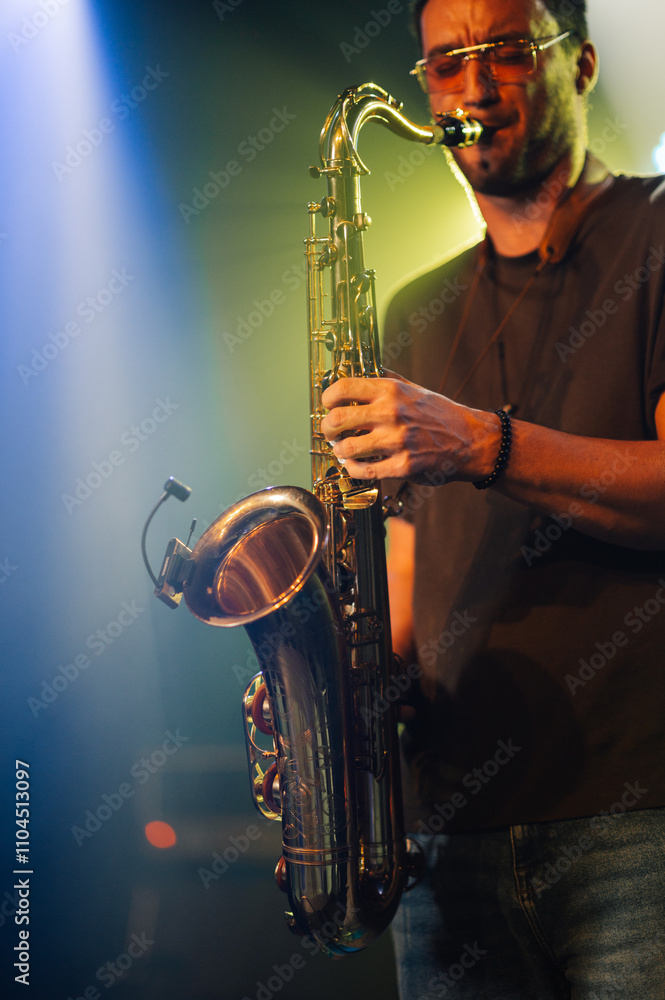 Obraz premium Saxophonist playing sax on stage during live performance