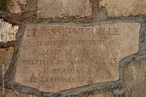 Paris, Montmartre statue du Passe Muraille, détail photo