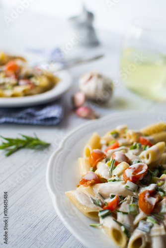 Pasta casera en plato elegante photo