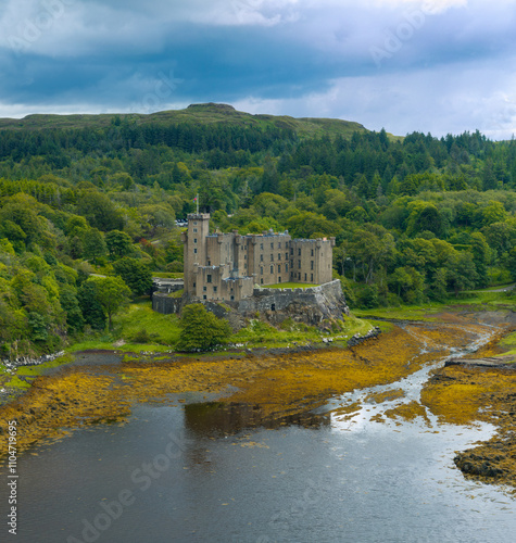 Obraz na płótnie Dunvegan Castle on the Isle of Skye w salonie