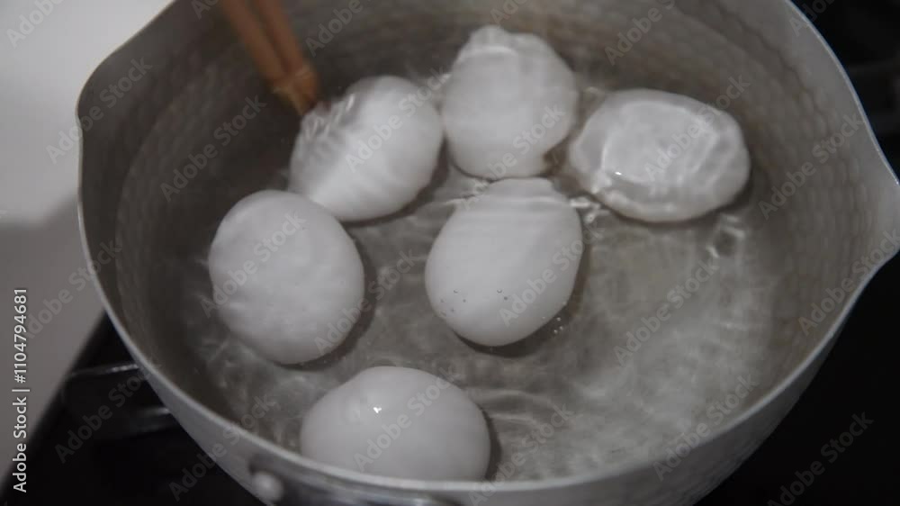 ゆで卵を作る様子