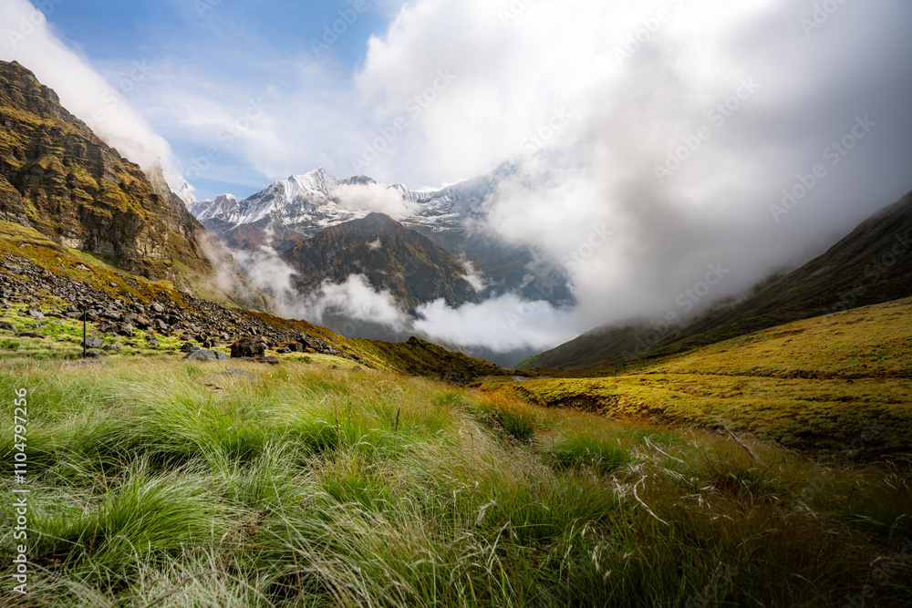 Fototapeta premium Annapurna Base Camp trekking landscape in the Nepal Himalayas in autumn