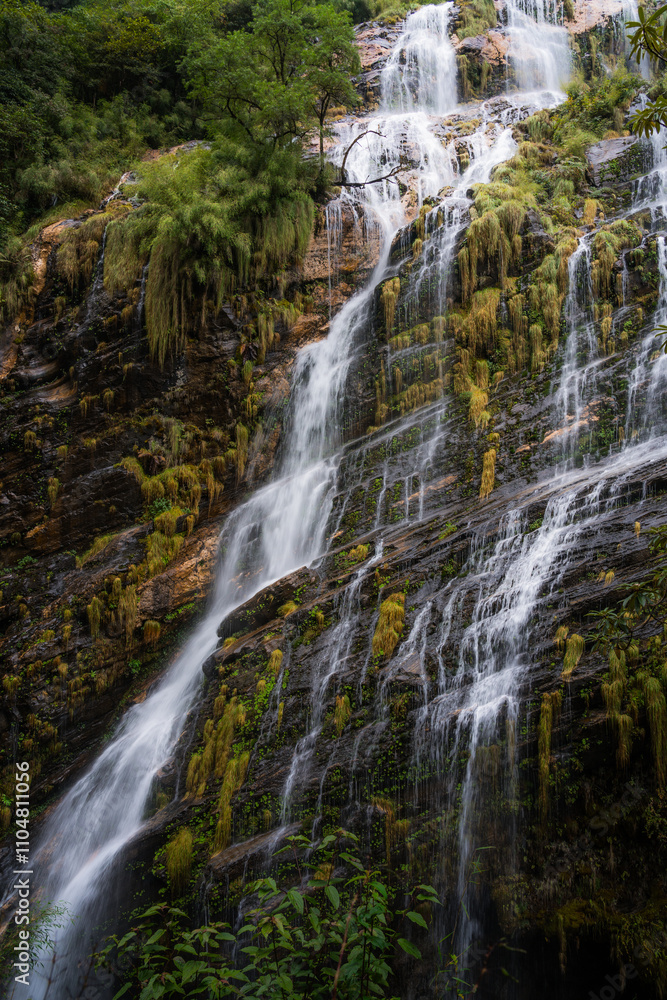 Obraz premium Waterfalls and cliffs during Annapurna trek in Nepal Himalaya
