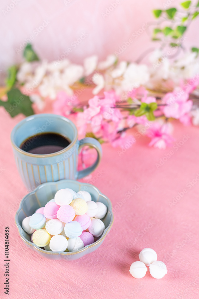 小皿に山盛りに盛られたラムネとコーヒー 小皿に山盛りに盛られたラムネとコーヒー