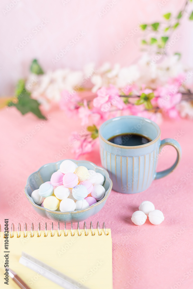 勉強道具と一緒に準備されたラムネとコーヒー 勉強道具と一緒に準備されたラムネとコーヒー