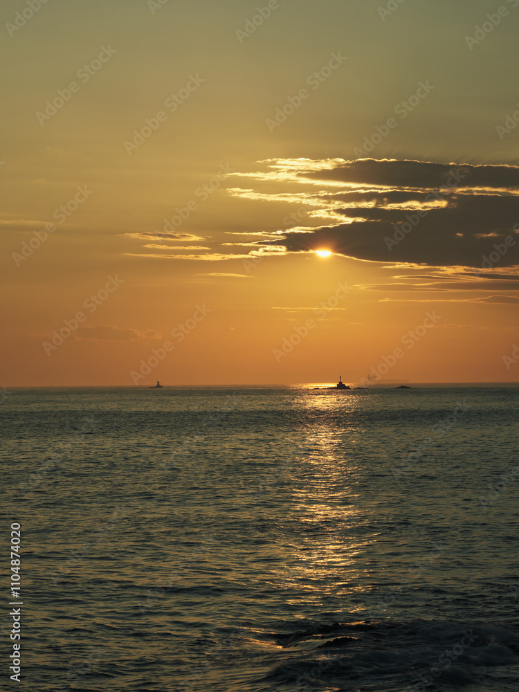 Fototapeta premium 夕日が沈む前の海