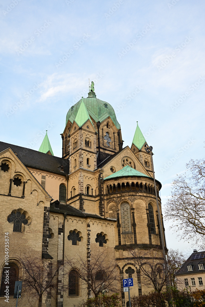 Quirinus-Münster Kirche in Neuss, Deutschland
Quirinus-Münster Kirche in Neuss, Deutschland