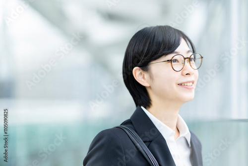 Free Download スーツ姿で笑顔を見せる若い女性 - GFXLoad