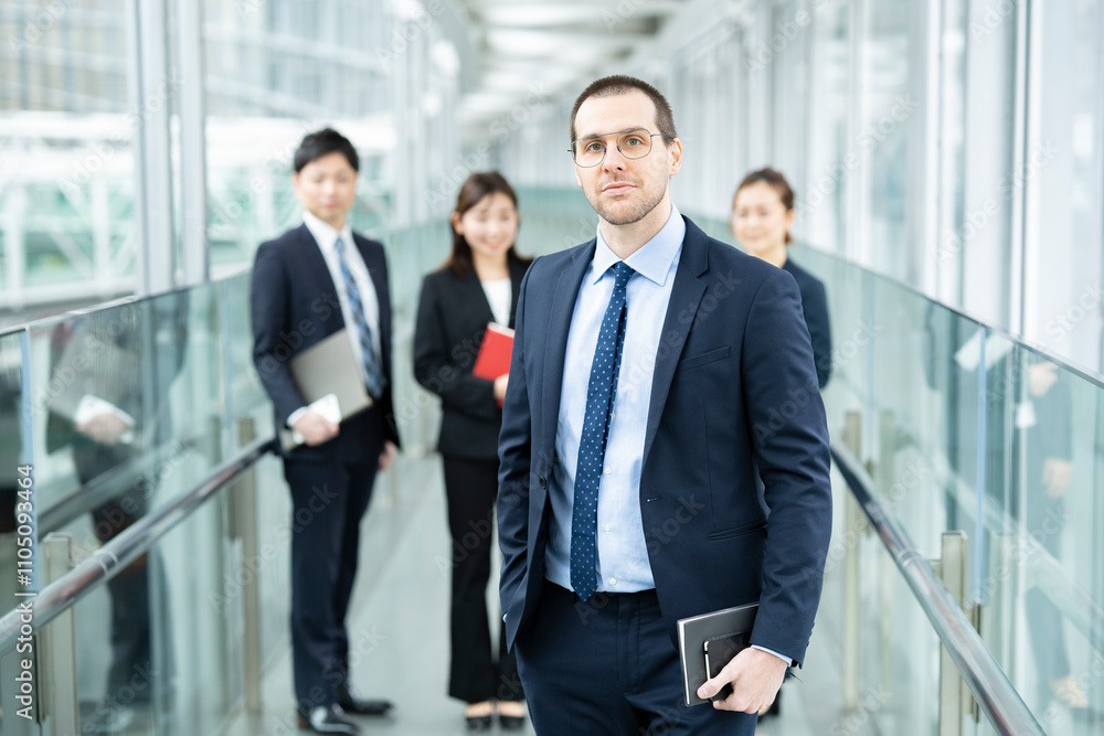 男性を中心としたビジネスチーム 男性を中心としたビジネスチーム