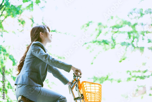 Obraz na plátně 自転車に乗るビジネスウーマン
