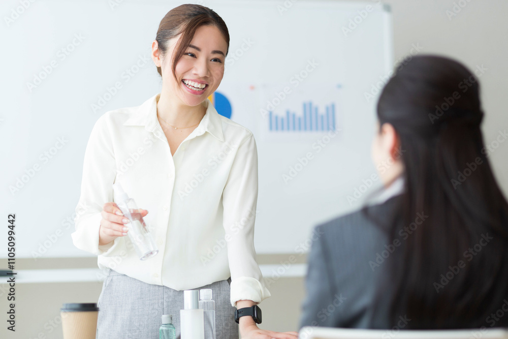 Fototapeta premium 打ち合わせ中のビジネスウーマン