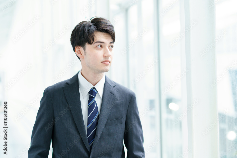 クールな表情の若手のビジネスパーソン クールな表情の若手のビジネスパーソン