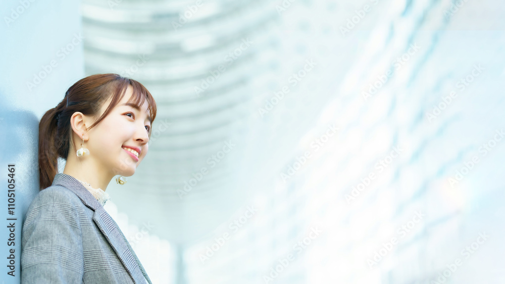 オフィスカジュアル姿の若い女性 オフィスカジュアル姿の若い女性