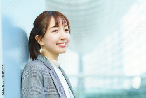 Free Download オフィスカジュアル姿の若い女性 - GFXLoad