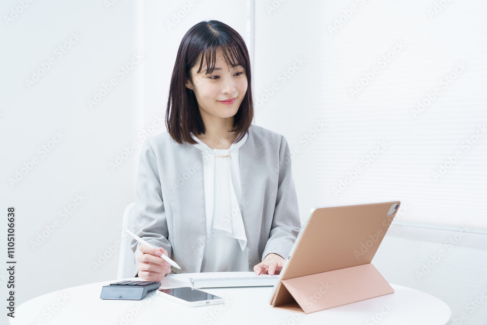 仕事をする女性 仕事をする女性