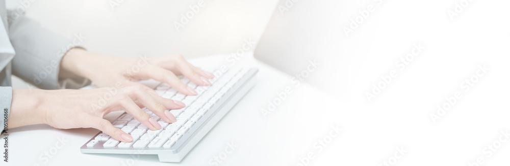 パソコンのキーボードを打つ女性の手元とコピースペース パソコンのキーボードを打つ女性の手元とコピースペース