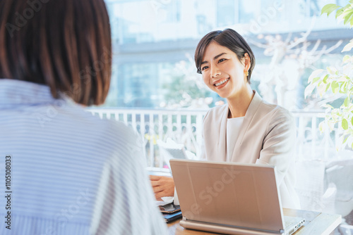 説明を聞く女性（顧客・提案・案内）