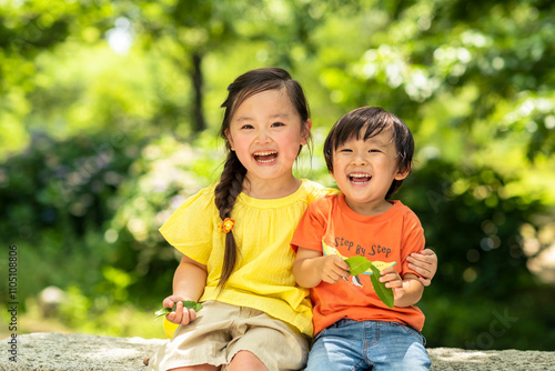 並んで座る子供