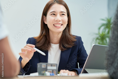 不動産の営業をするスーツ姿の女性