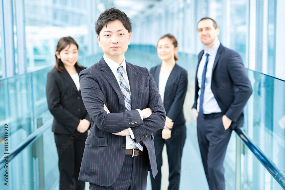 男性を中心としたビジネスチーム 男性を中心としたビジネスチーム