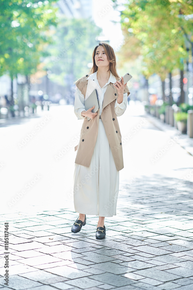 オフィスカジュアル姿のビジネスウーマン