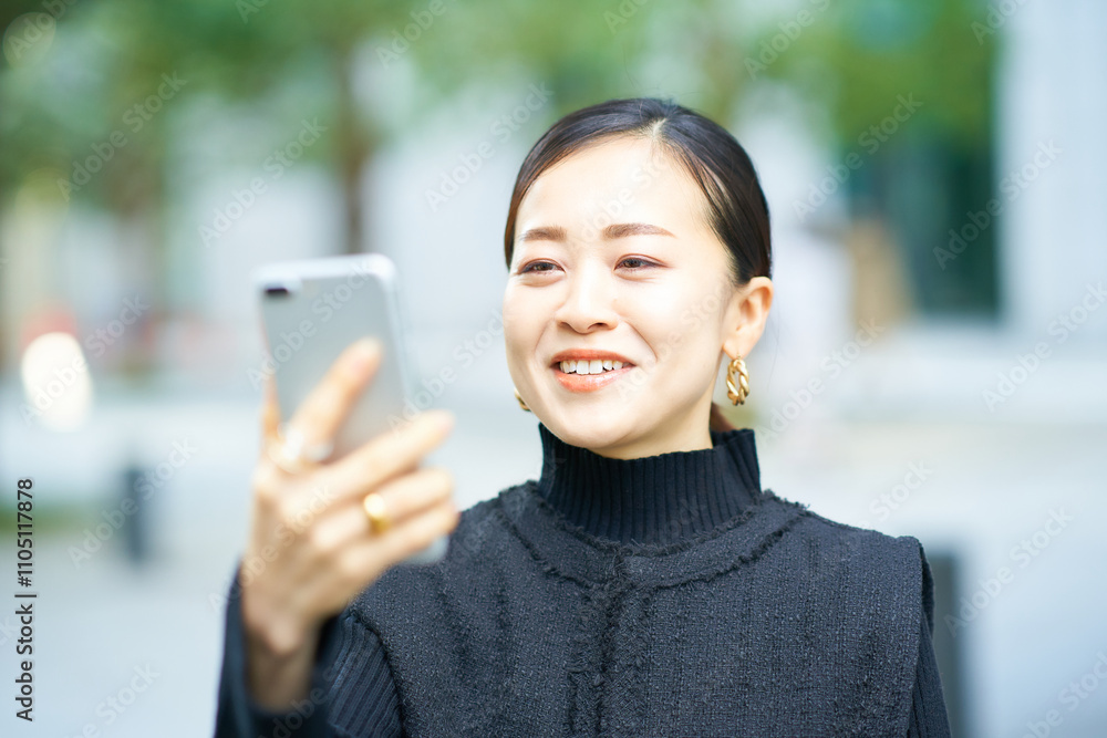 スマートフォンの画面を見る女性 スマートフォンの画面を見る女性