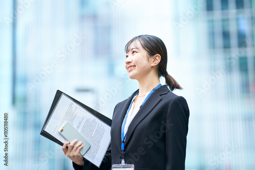 スーツ姿の若い女性