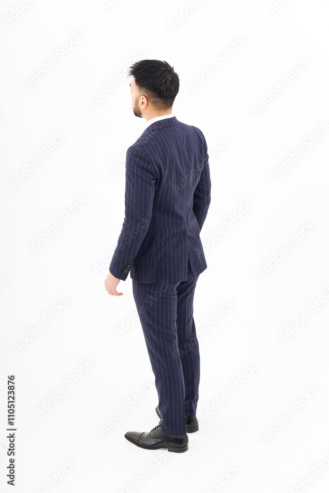 白背景の前に立つスーツ姿の男性 白背景の前に立つスーツ姿の男性