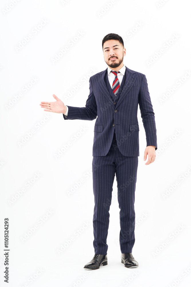 案内のポーズをするスーツ姿の男性 案内のポーズをするスーツ姿の男性