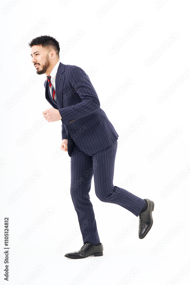 走るポーズをするスーツ姿の男性 走るポーズをするスーツ姿の男性