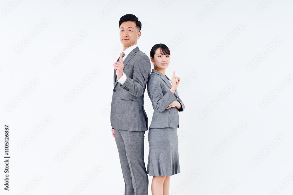 ポジティブなポーズをするスーツ姿の男女