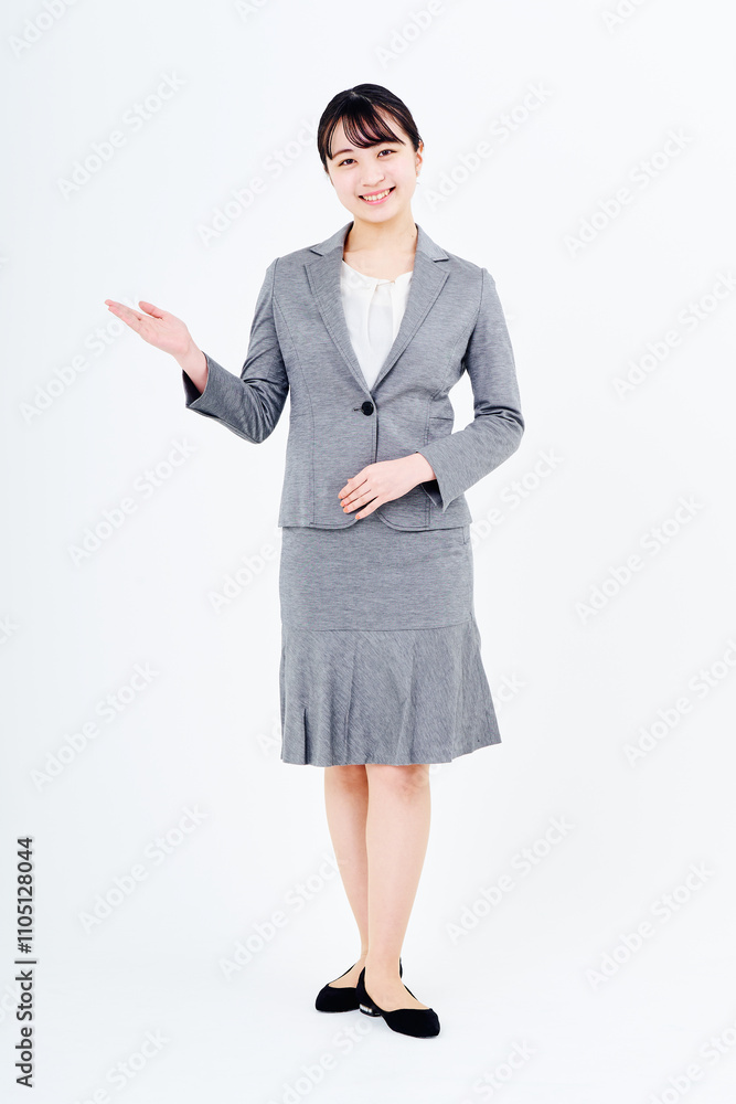 案内のポーズをするスーツ姿の女性 案内のポーズをするスーツ姿の女性