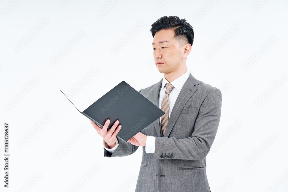 書類に目を通すビジネスマン 書類に目を通すビジネスマン