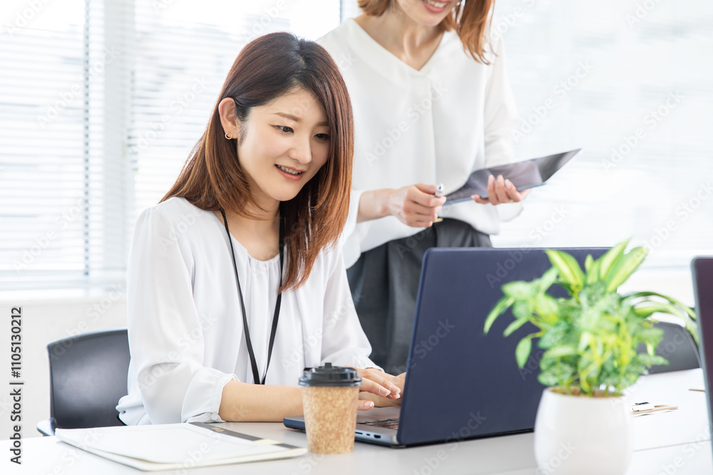 オフィスで仕事をする女性社員 オフィスで仕事をする女性社員