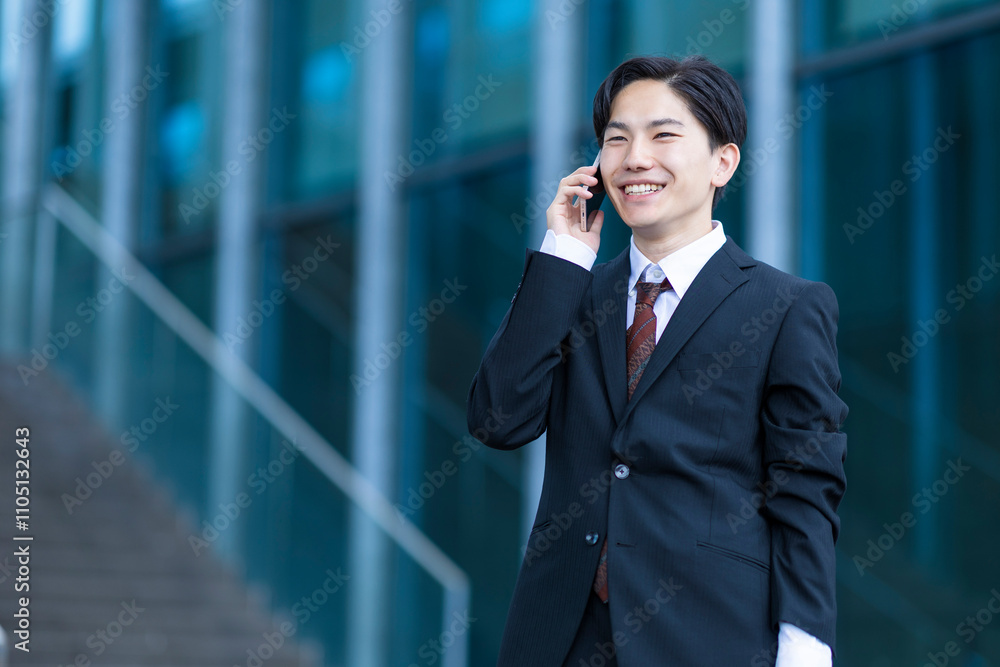 電話をするビジネスマン 電話をするビジネスマン