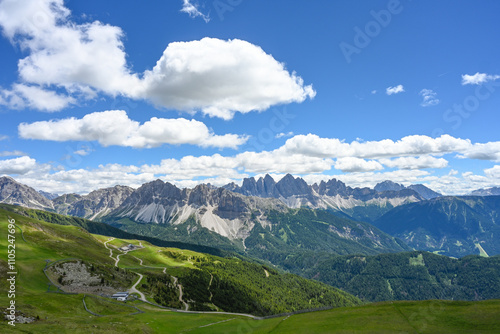 Blick auf die Rossalm und den Aferer sowie Villnösser Geisler bei Brixen in Südtirol
