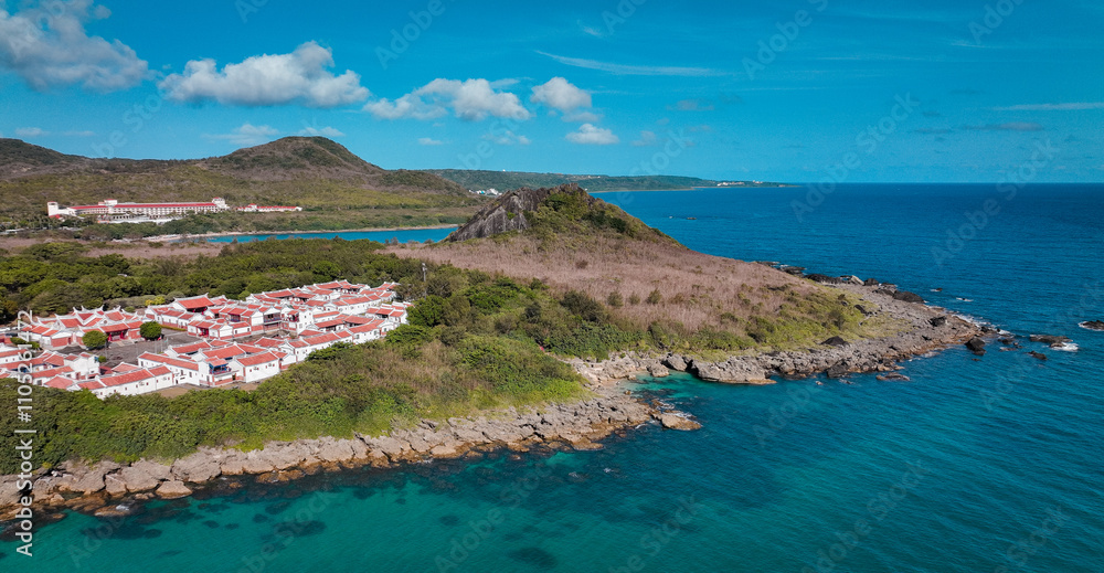 Obraz premium Scenic view of Kenting Baishawan coastline with clear blue waters and lush greenery in Taiwan