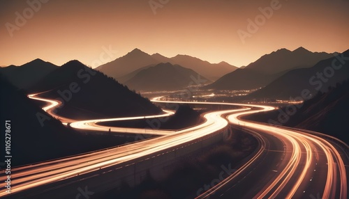 Una vista panorámica de una carretera que serpentea entre montañas al atardecer, con la silueta de un pico de montaña distintivo al fondo. La carretera está iluminada por las estelas de luz de los veh photo