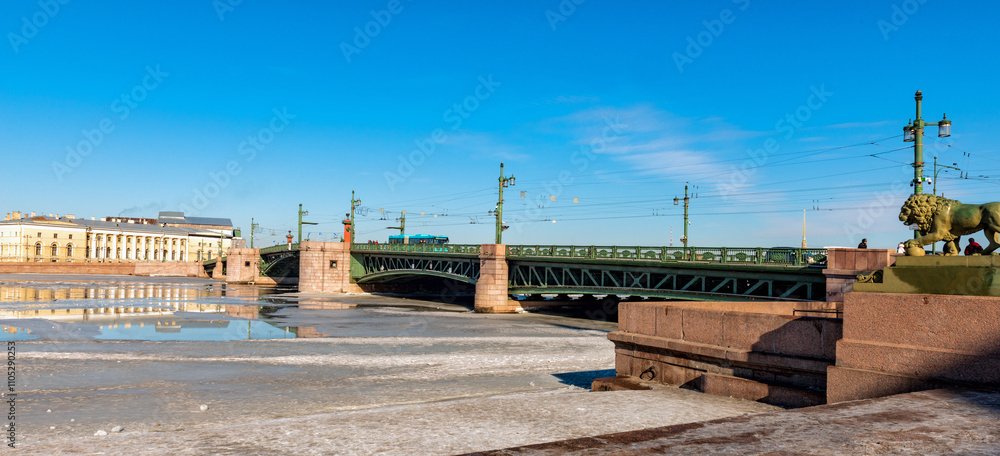 Obraz premium City landscape with a palace divorce bridge over a large Neva in St. Petersburg.