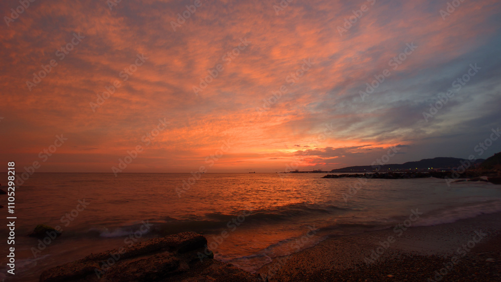 Obraz premium A serene scene of sunset on a peaceful beach, ideal for use in travel or leisure brochures.