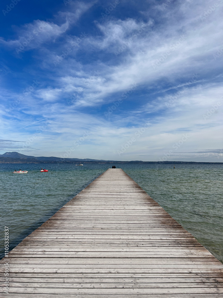 Obraz premium wooden pier on the sea