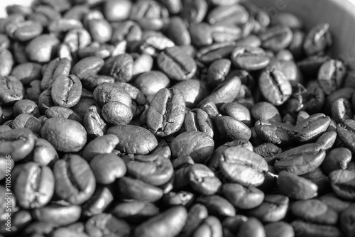 Canvastavla Un tas de grains de café à la lumière du soleil, avec effet noir et blanc mat lu